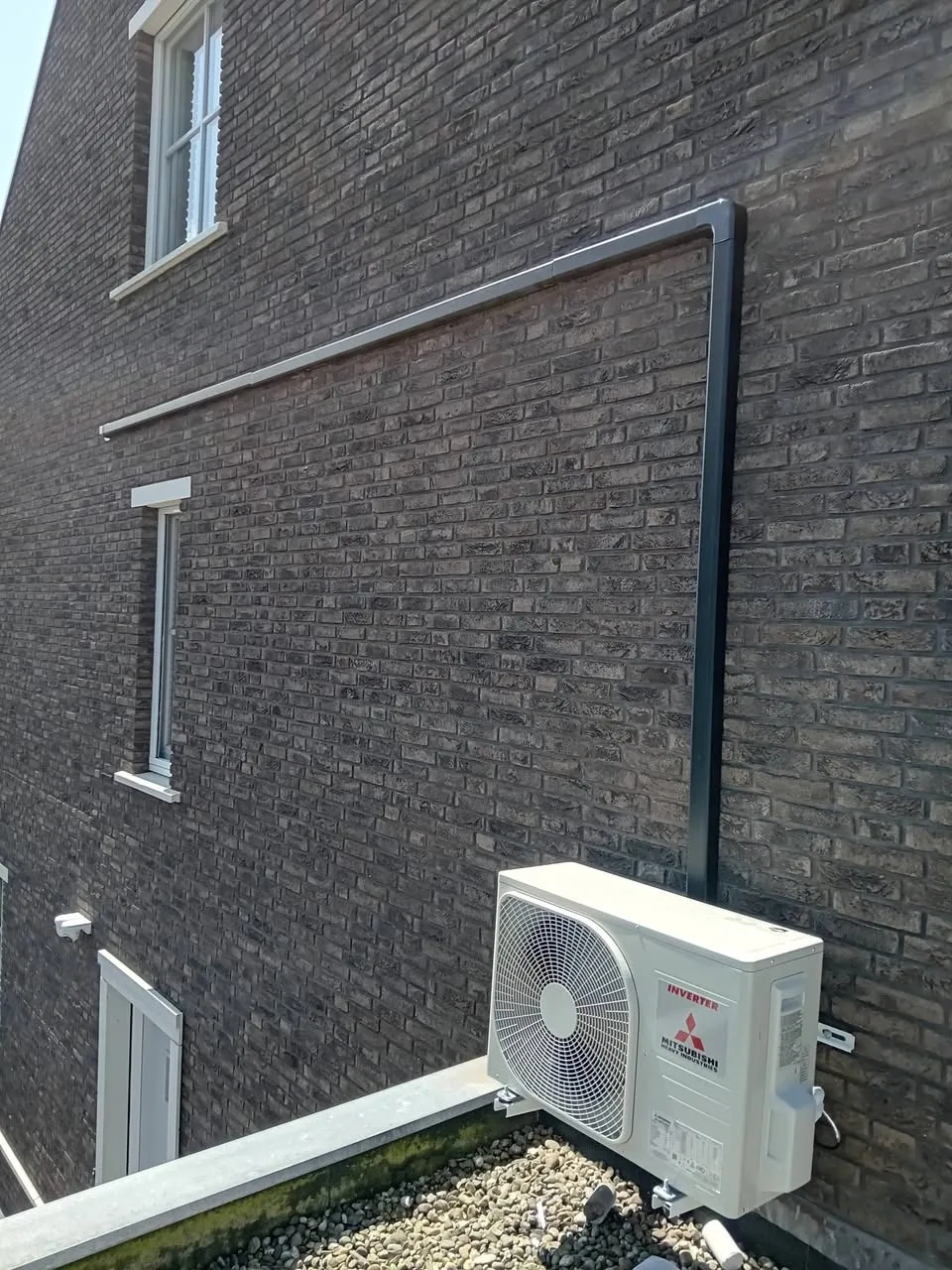 Buitenunit met nette leidingkoker langs de gevel naar binnen