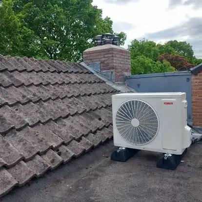 Airco buitenunit weggewerkt tussen de dakpannen