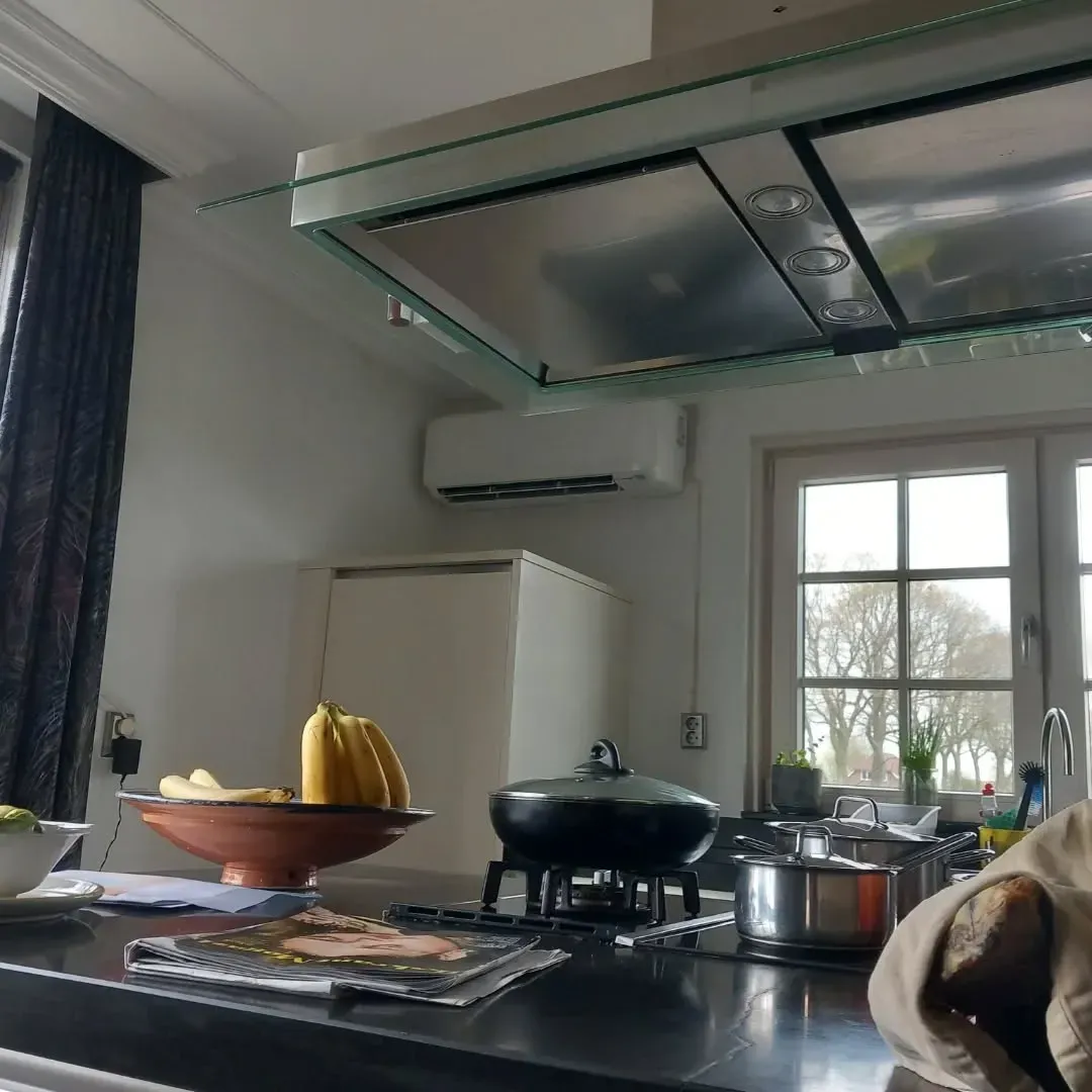 Airco wandunit boven het keukenblok met korte leidingweg