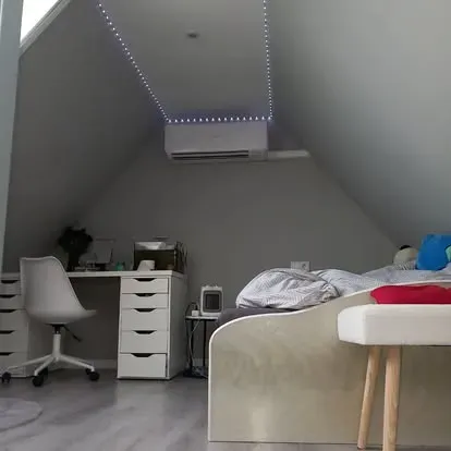 Stille airco binnenunit in een slaapkamer op zolder