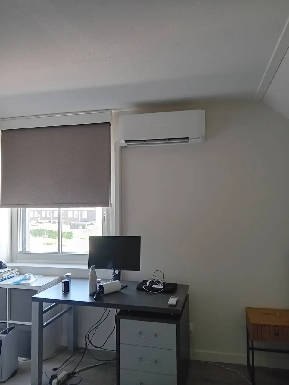 Airco in een thuiswerkkamer voor koeling tijdens werkdagen