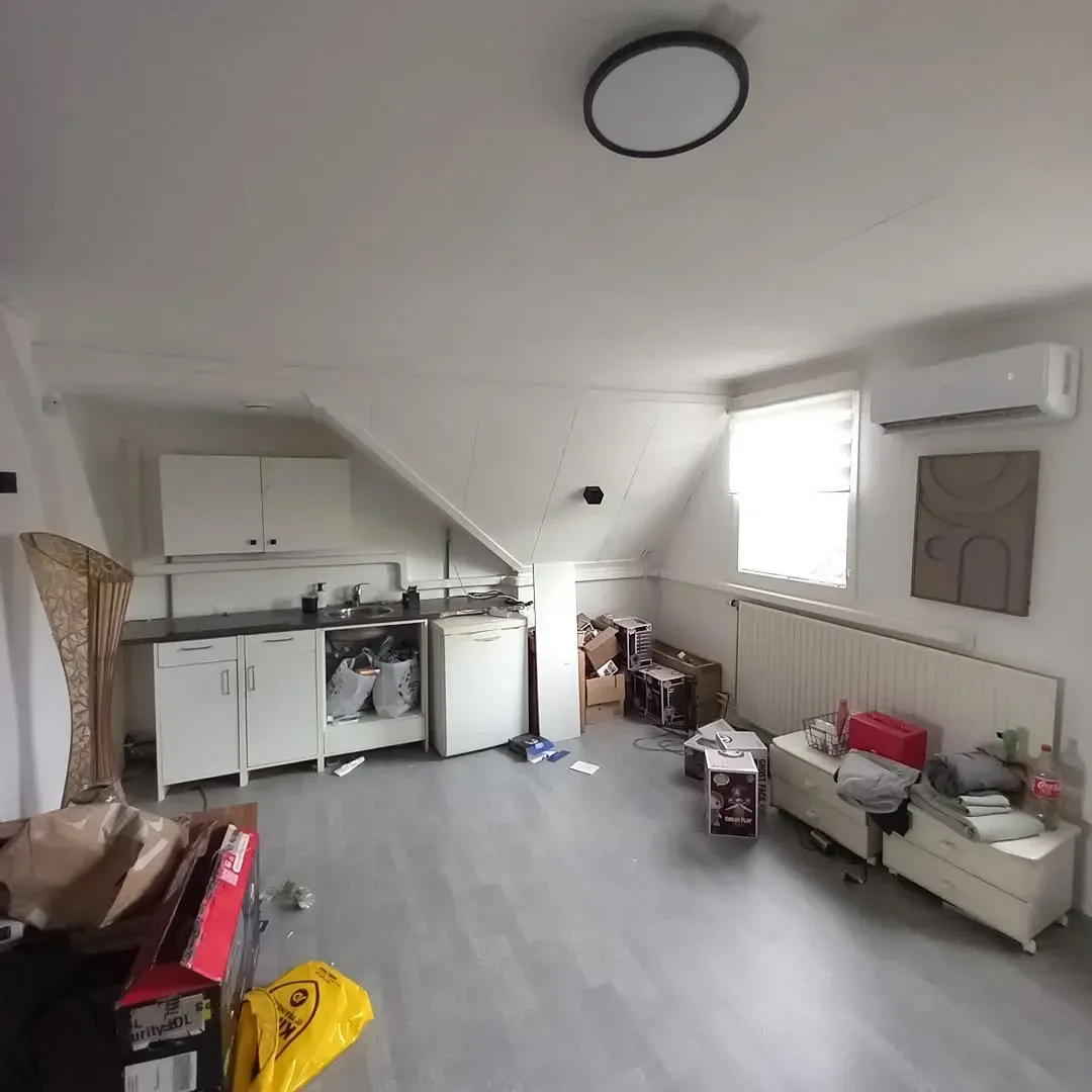 Airco geplaatst in een zolderkamer met schuine wanden